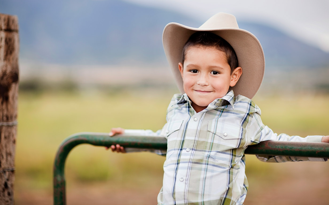 https://calkids.org/wp-content/uploads/2022/05/boyFenceCowboyHat_SCH_calkids-college-savings-program.jpg